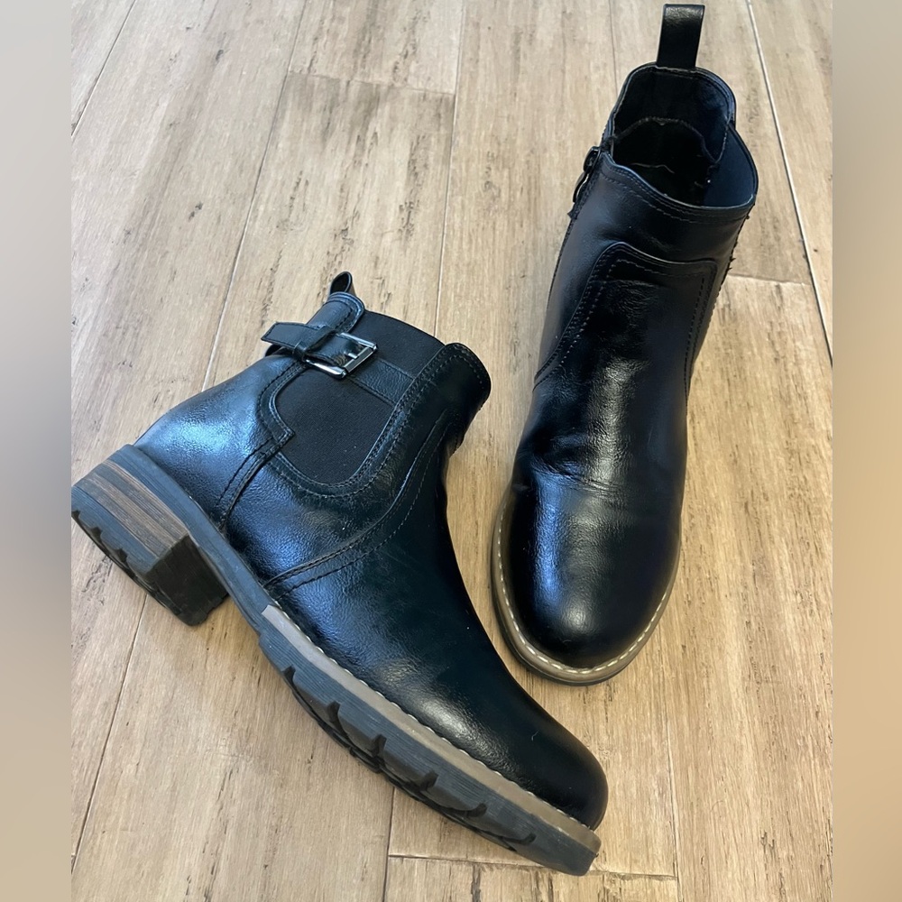 Jeossy Milan Chelsea leather black heeled side zip women’s boots. Size 10